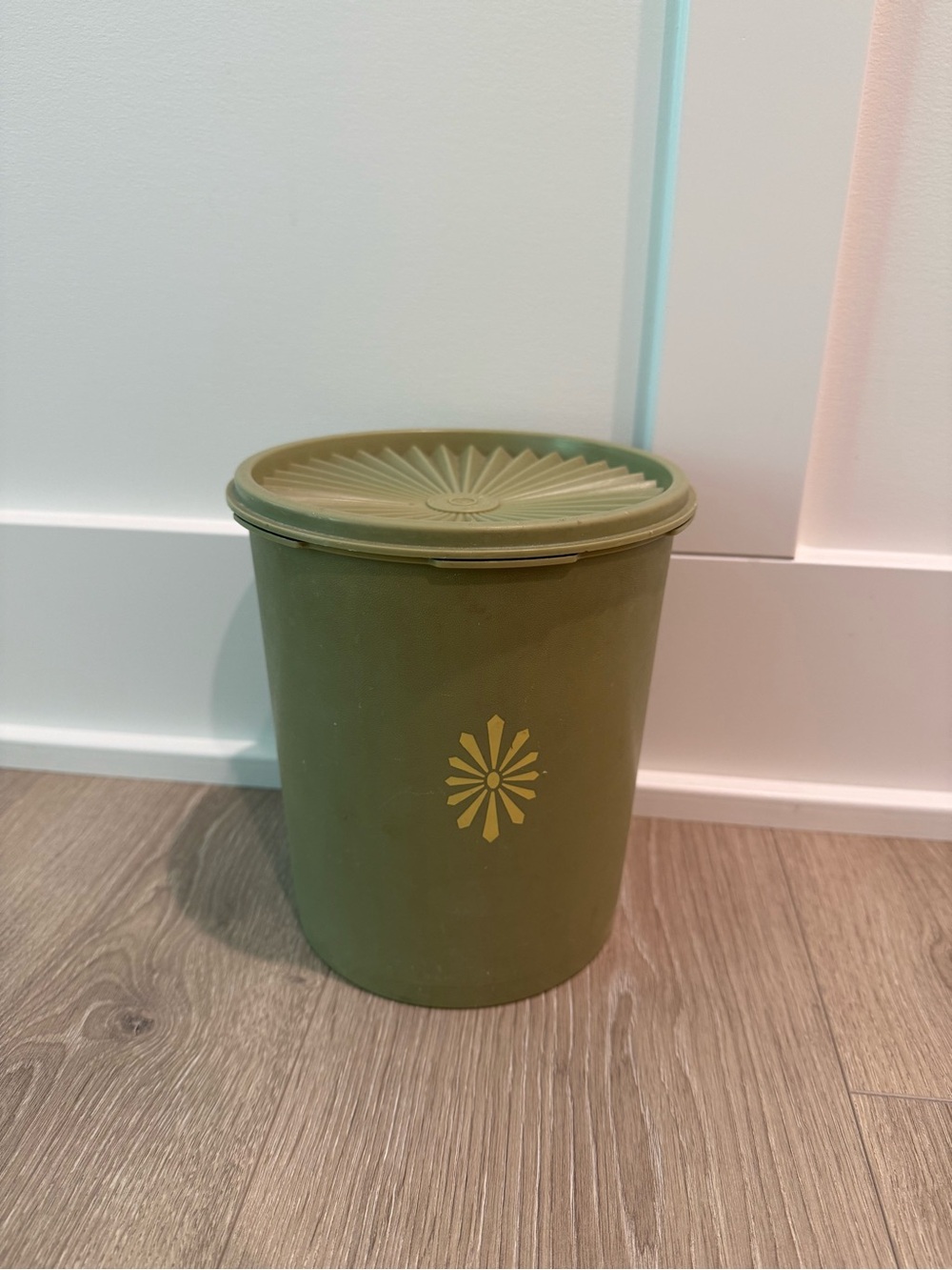 Vintage Tupperware Servalier Canister Avocado Green Starburst Sunburst Lid 1970s